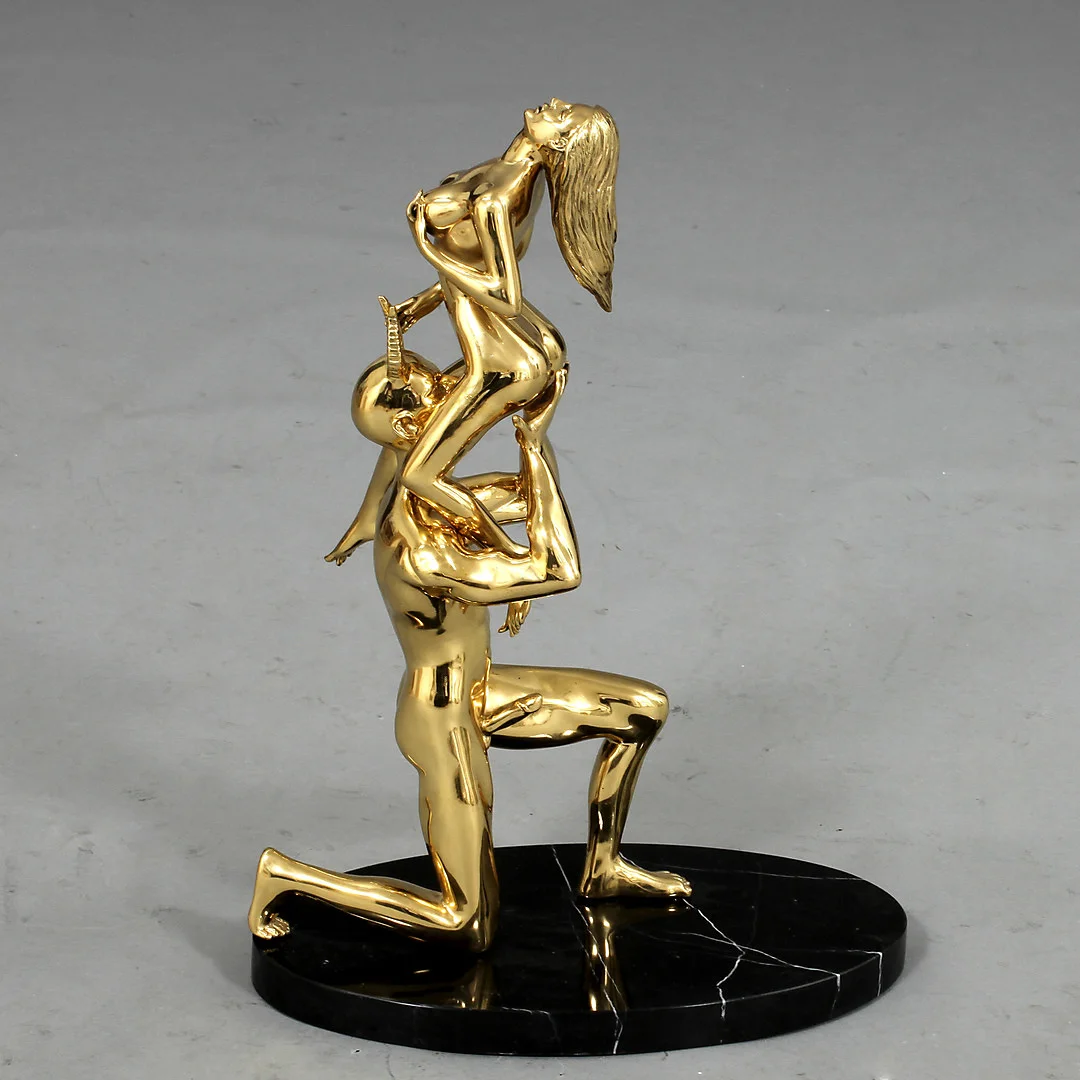 ROBBI JONES. "Kvinnan och Djävulen", skulptur, mässing, sign. — Sculptures & Bronzes — Göteborgs Auktionsverk