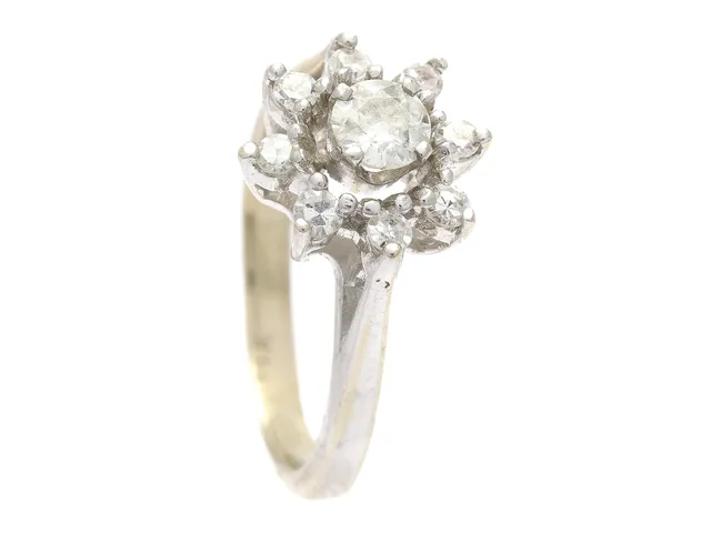 RING, 14K vitguld, gammalslipad diamant ca 0,35 ct, ca TCa(L)/P, 8 åttkantslipade diamanter ca 0,32 ctv, ca W-TCr/SI, stl 17,75 mm, vikt 4,5 g.