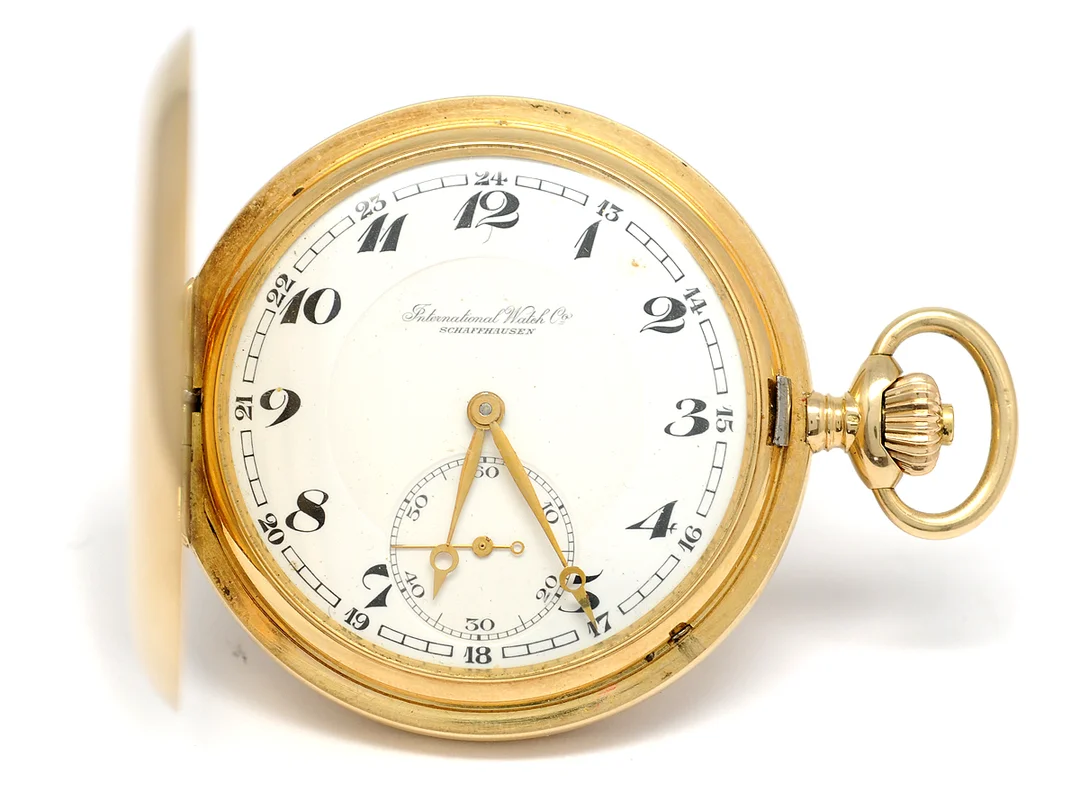 INTERNATIONAL WATCH Co, Schaffhausen, fickur, 52 mm, savonett, Cal 53, Serie nr. 728321, Boett nr. 915467, 14K guld, ankargång, skadad urtavla, bucklor, ca 1919. — Klockor/IWC — Kaplans