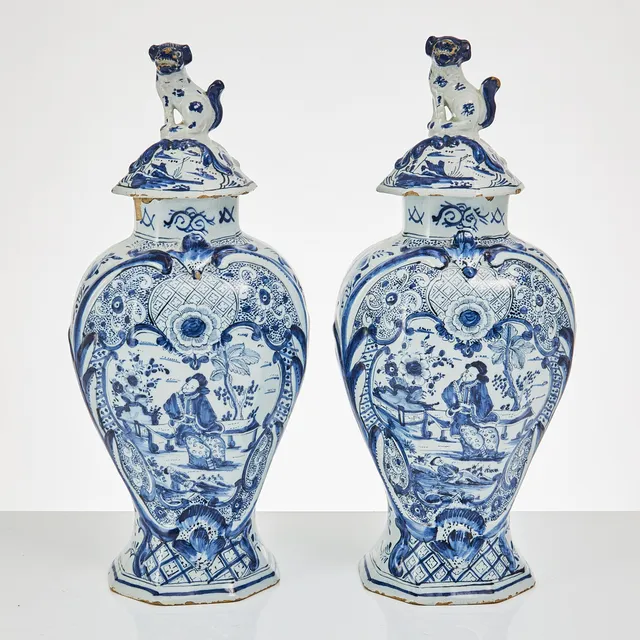 LOCKURNOR, 1 par, fajans, 17/1800-tal, Holland, dekor i blått av figurer och blommor.