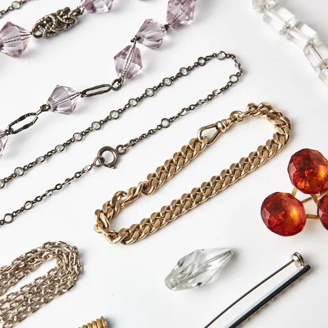 BIJOUTERIER, halsband, broscher, halskedjor, armring, delvis silver.