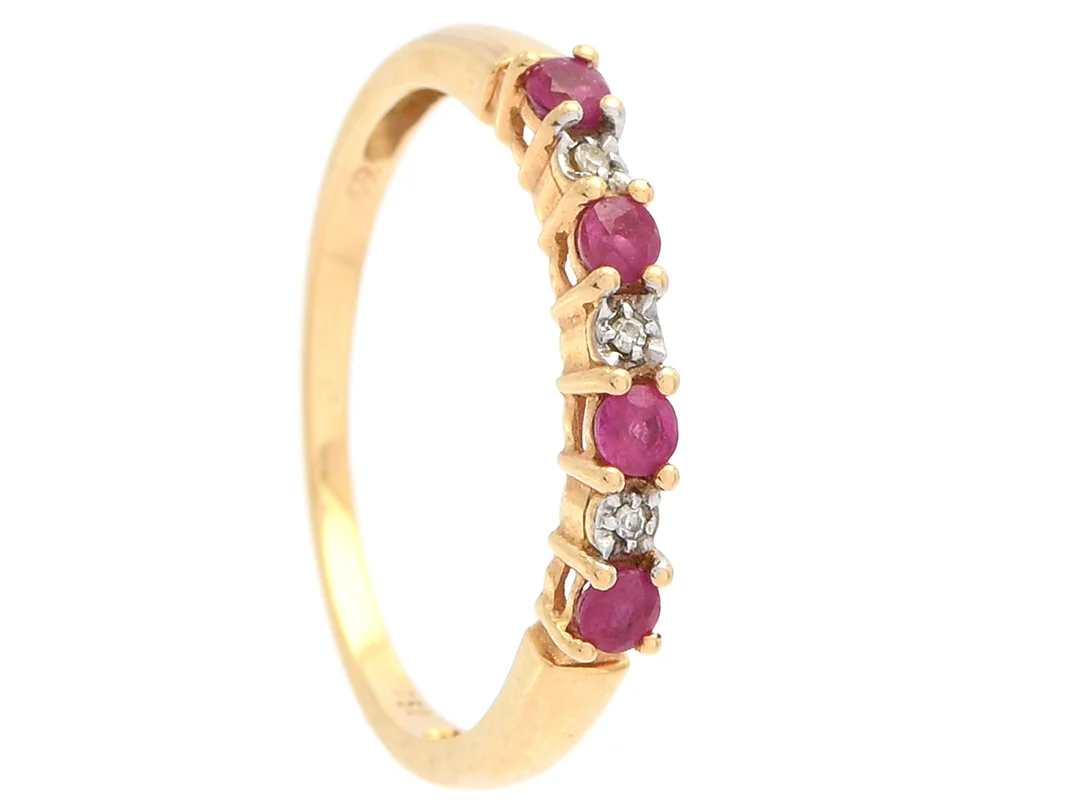 RING, 18K guld, 4 rubiner, åttkantslipade diamanter, stl 17 mm, vikt 1,6 g, 1 rubin med skada. — Smycken/Ring — Kaplans