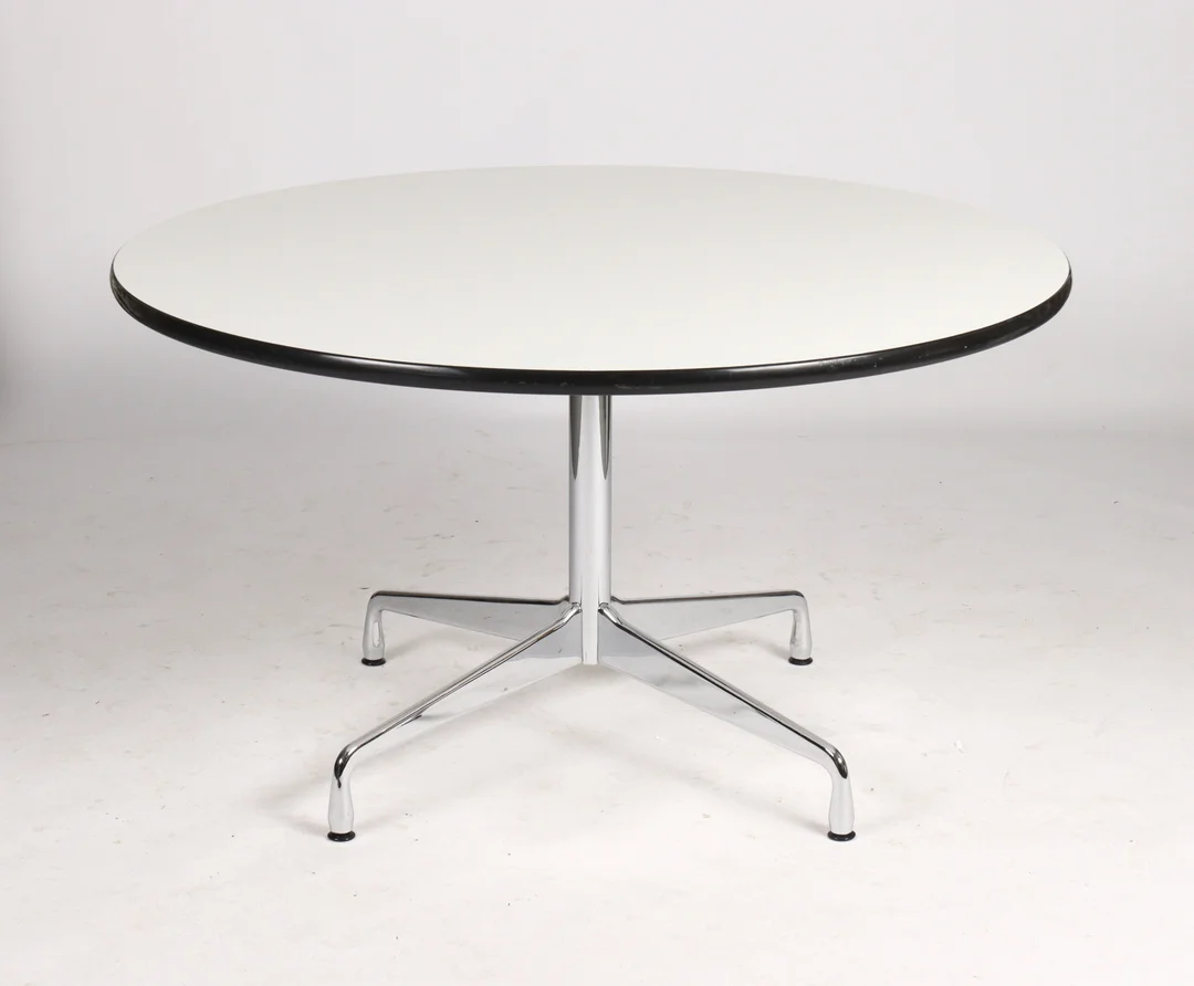 Charles Eames. Circular dining table / 'Segmented Table' Ø 130 cm — Furniture/Dining tables, dining room furniture — Lauritz
