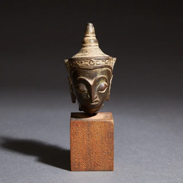 HUVUD AV BUDDHA, Thailand, 1700/1800-tal, brons, senare monterad på sockel i trä.