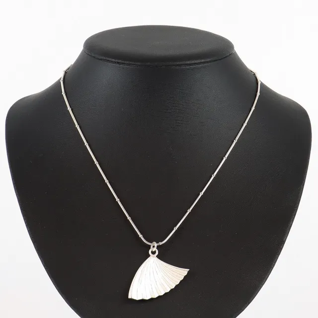 HALSBAND med hänge, silver, Kalevala, Plisé.
