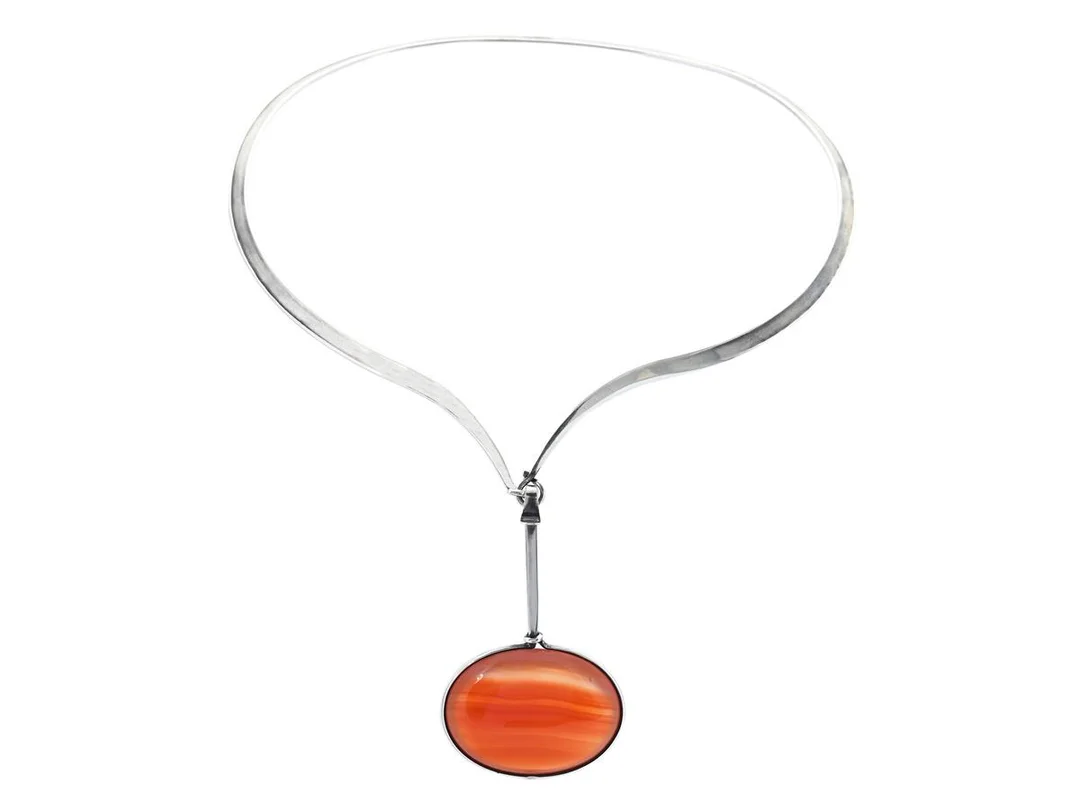 GEORG JENSEN, collier, nr 169, hänge, nr 133, sterlingsilver, agat, Torun Bülow-Hübe, hängets höjd 68 mm, vikt 60,2 g. — Smycken/Collier — Kaplans