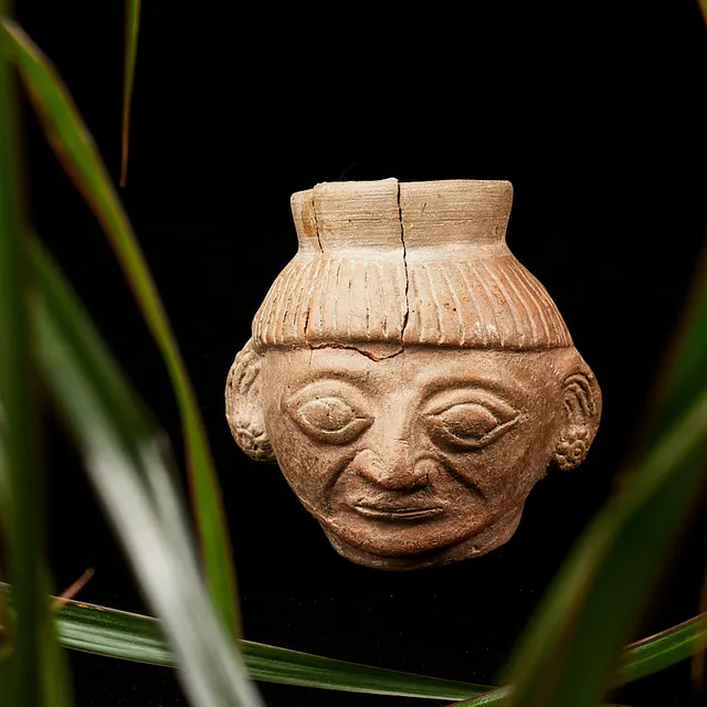 ANTROPOMORFT KÄRL, Moche-kulturen, Peru, 100-800 e.kr., lergods, i form av människohuvud.