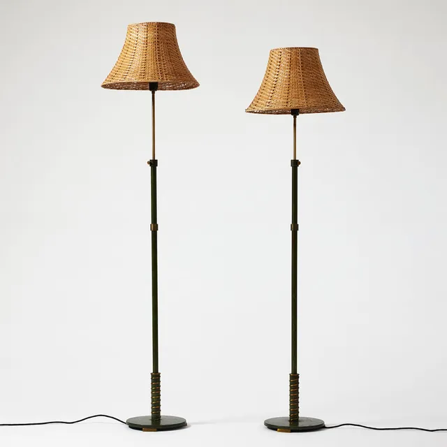 EINAR BÄCKSTRÖM. Golvlampor, ett par, art deco, 1930-tal, grönpatinerad samt polerad mässing, skärmar i rotting.