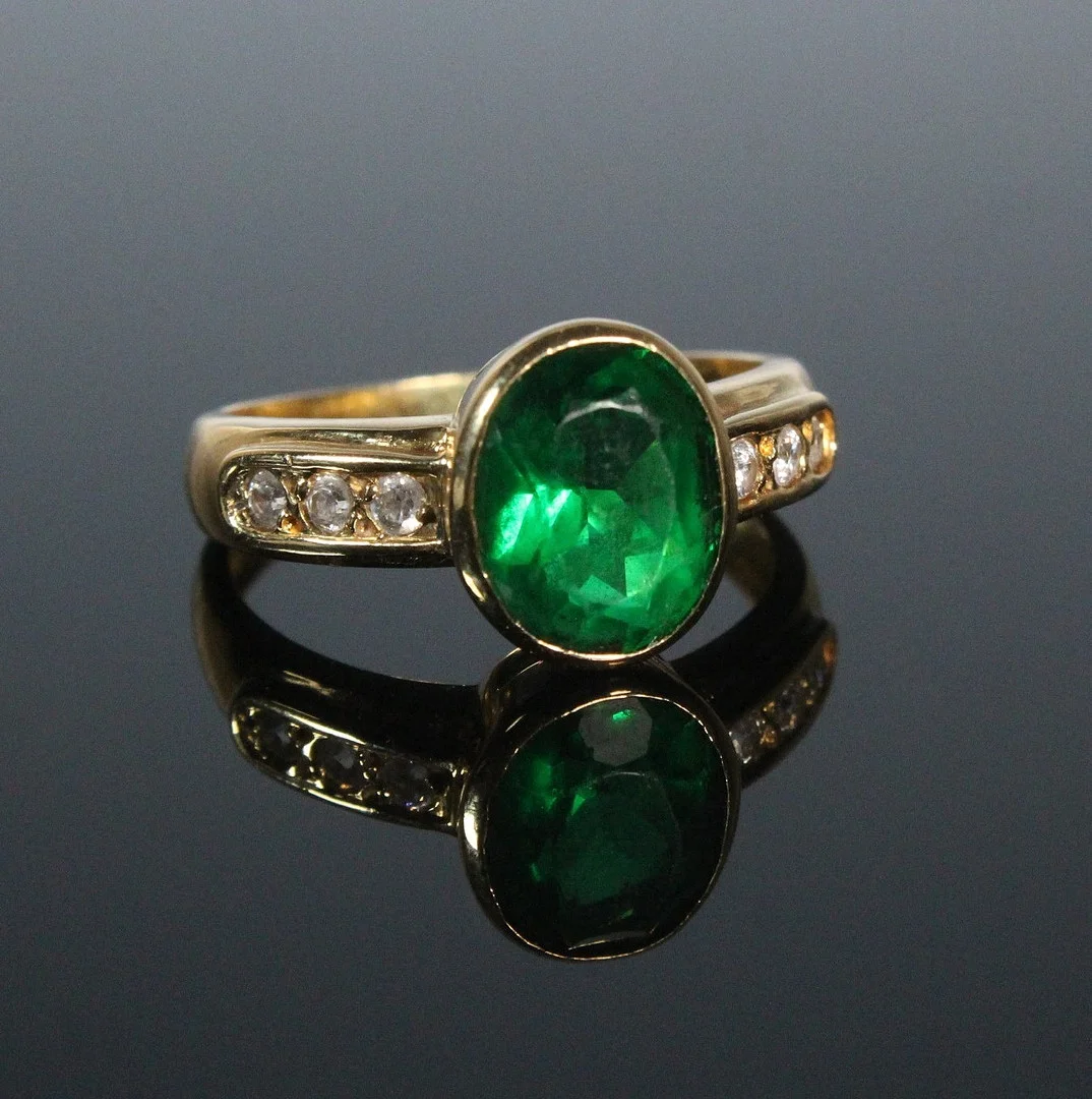 Smaragdring mit 6 kleinen Brillanten, 750er Gelbgold. — Rings — Stockholms Auktionsverk Düsseldorf/Neuss