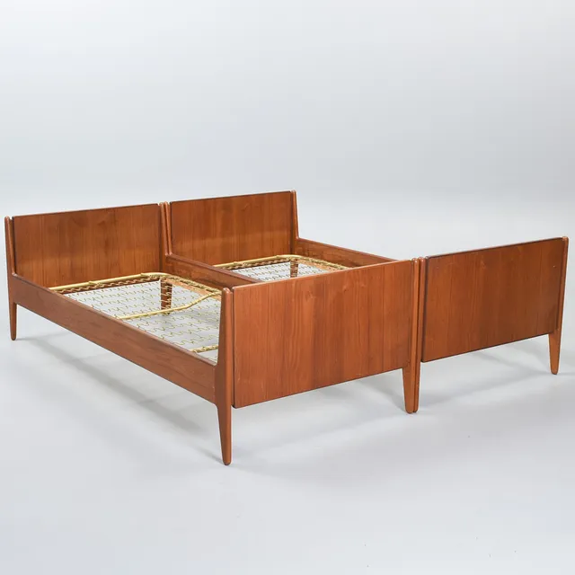 VAMØ MØBELFABRIK et par senge af teak. Danmark, 1960'erne (2).