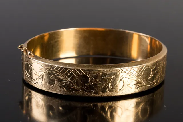 Herman Siersbøl. Armring i 14 kt guld med ciceleringer, 26.5 g