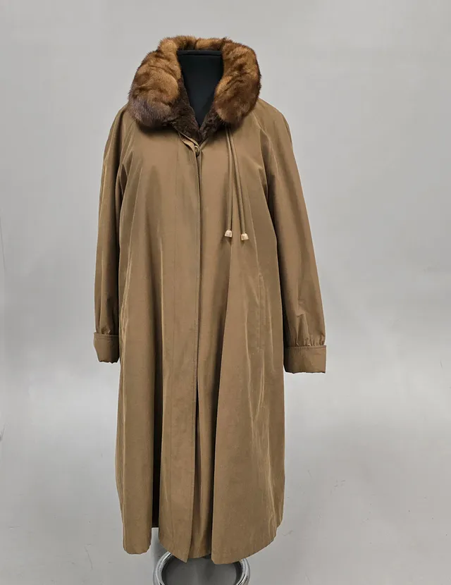 GABARDINA FORRADA EN PIEL CON CUELLO DE VISÓN DESMOMONTABLE.