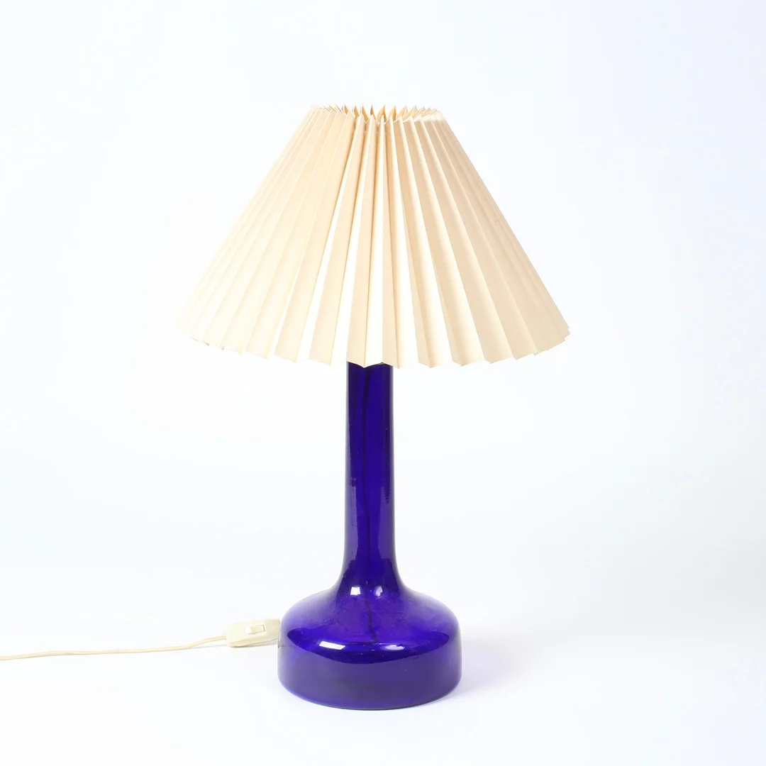GUNNAR BIILMANN PETERSEN. Le Klint / Holmegaard. Bordlampe af blåt glas. — Table Lamps — Bidstrup Auktioner