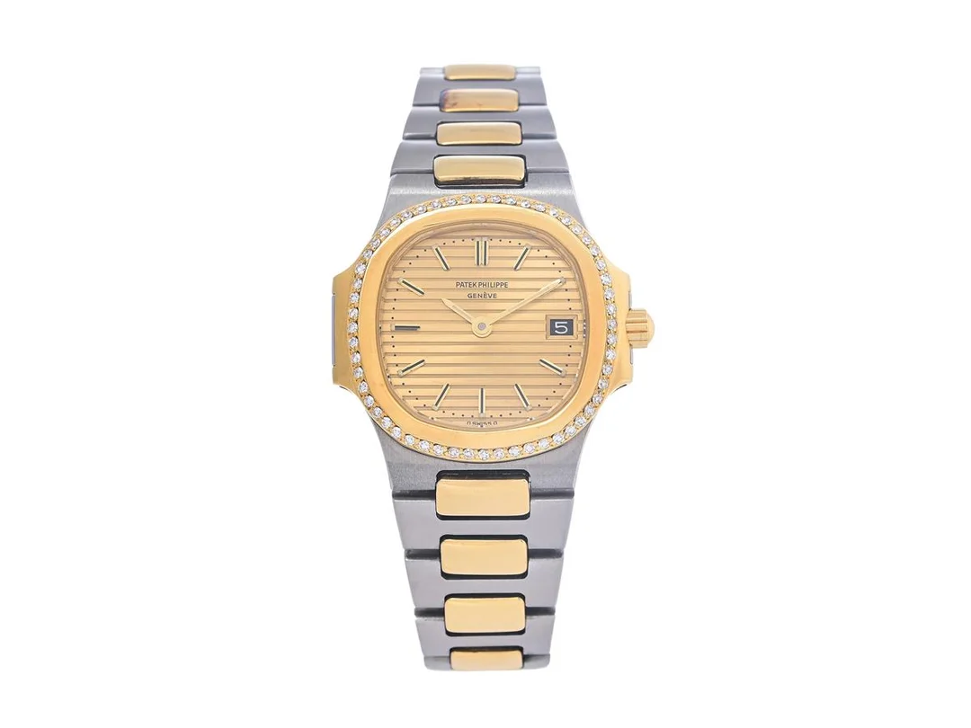 PATEK PHILIPPE, Nautilus, Cal E19 C, Serie nr. 1524188, Ref nr. 4700/2, Boett nr. 558236, damur, 27 mm, stål/guld, quartz, safirglas, datum, diamantkrans (56 st. 8/8, TW/VS, ca 0,40 ctv), integrerad originallänk, viklås, längd 160 mm, ca 1990, box. — Klockor/Patek Philippe — Kaplans