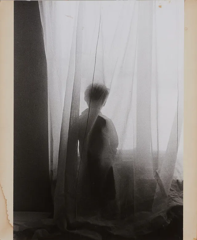 STEN DIDRIK BELLANDER (1921-2001): "BOY BEHIND THE CURTAIN 1959", print 1959, stämpel på baksidans kartong, gelatinsilverfotografi på kartong.