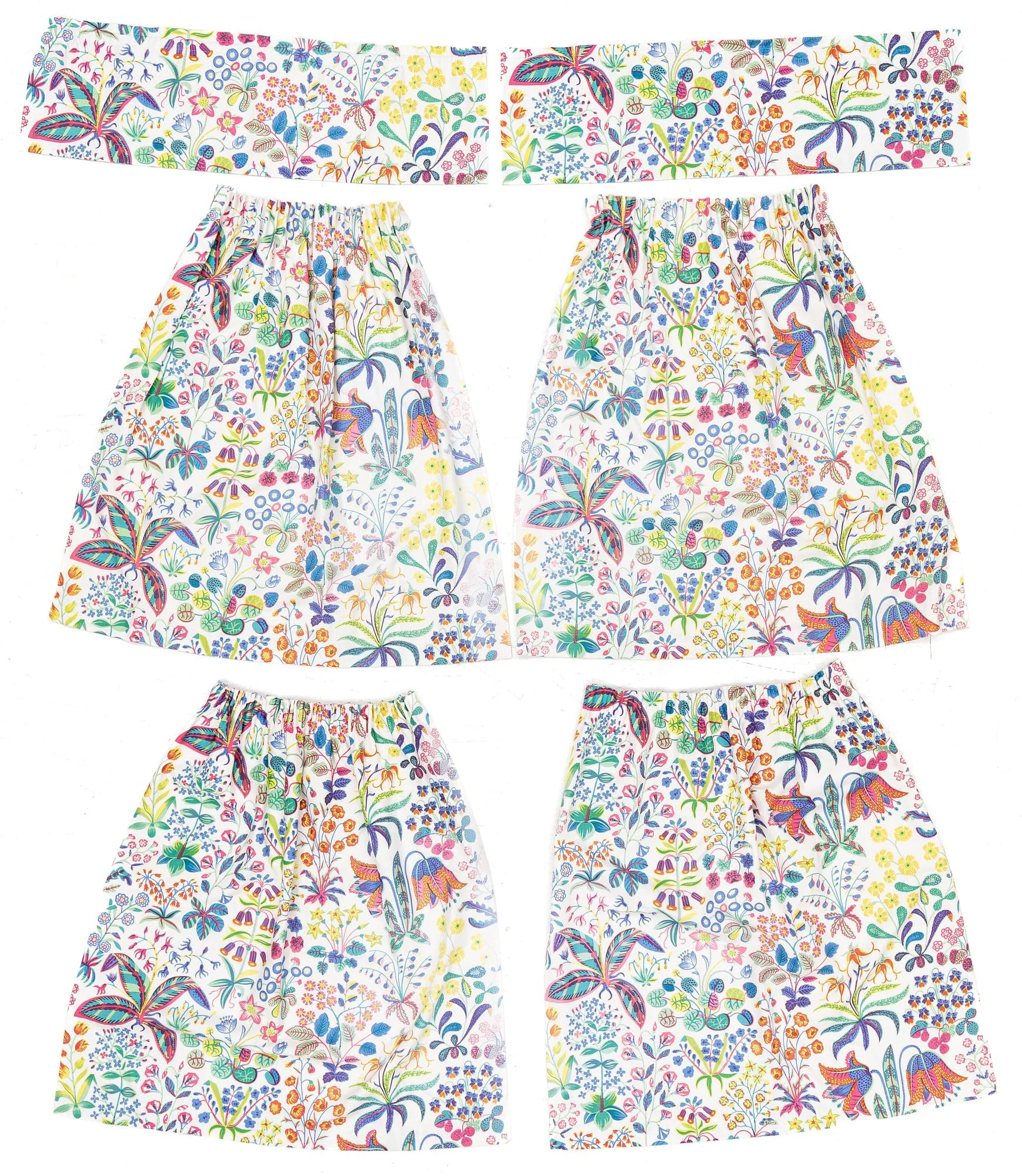 Josef Frank, gardiner, 2 par, samt gardinkappor, ett par, "Under Ekvatorn", Firma Svenskt Tenn. — Design/Övrigt — Bukowskis