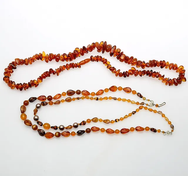 HALSBAND I BÄRNSTEN, 2 st, 1960/70-tal.