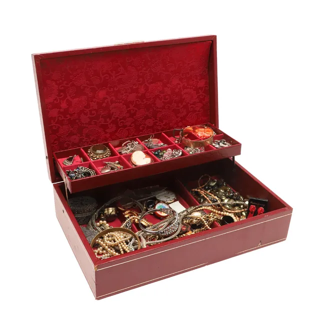 A QUANTITY OF ASSORTED JEWELLERY AND COSTUME JEWELLERY.