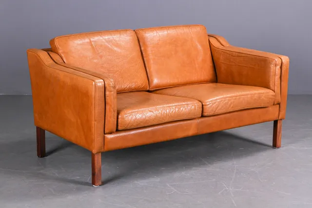 Henning Jensen. To-personers sofa, cognacfarvet læder