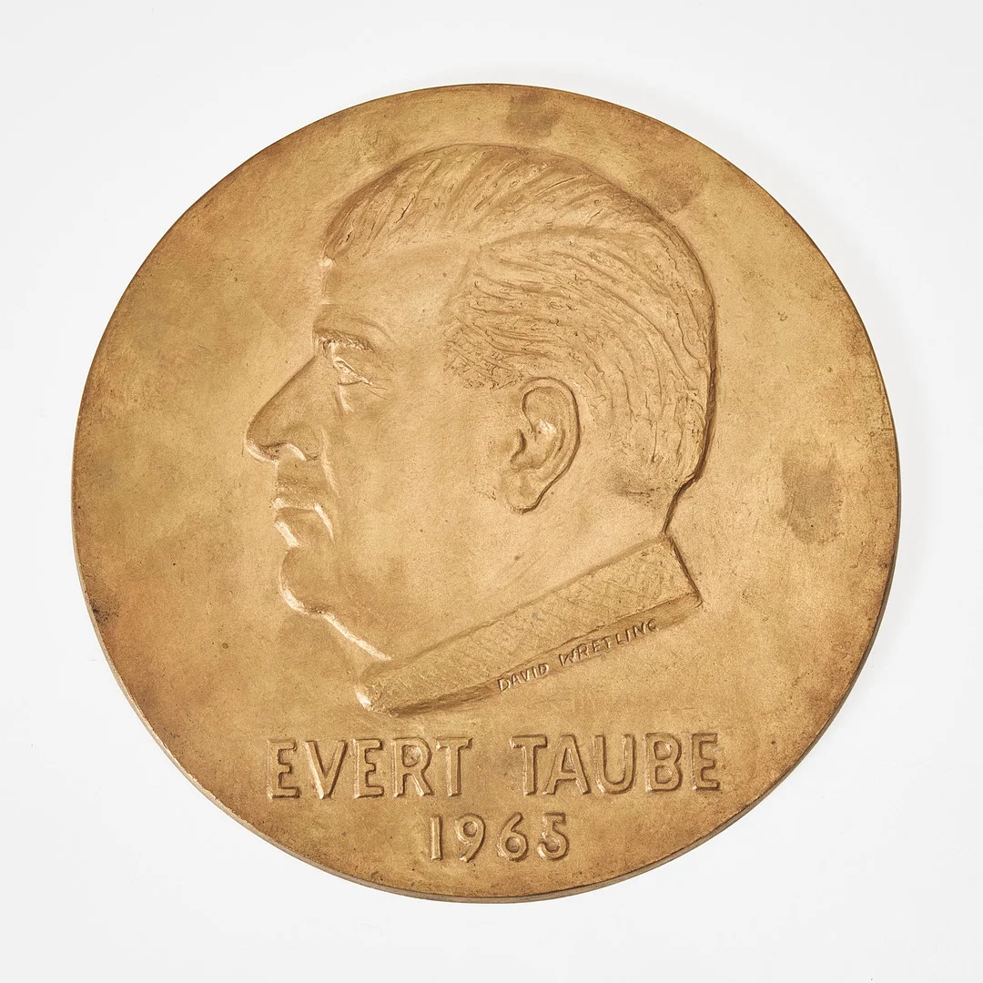 DAVID WRETLING (SVERIGE, 1901-1986). "Taube 1965", plakett/ relief, brons. — Sculptures & Bronzes — Stockholms Auktionsverk Magasin 5