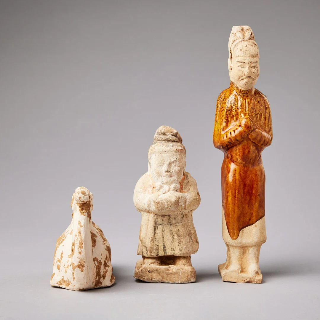 A GROUP OF THREE POTTERY FIGURES. — Asiatica — Stockholms Auktionsverk Fine Art