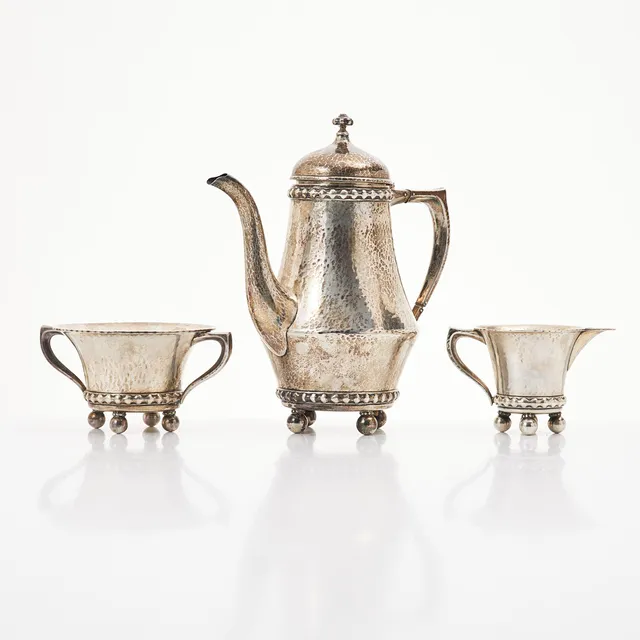 KAFFESERVIS, 3 delar, silver, hamrad yta, på kulfötter, stämplade K.Anderson, år 1922.