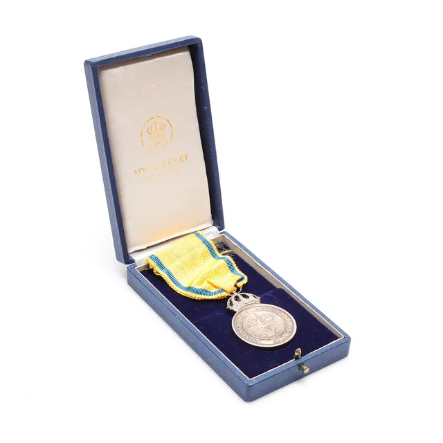 FÖRTJÄNSTMEDALJ, silver, "För krigsmanna förtjänster, Konung och fädernesland", i ask.