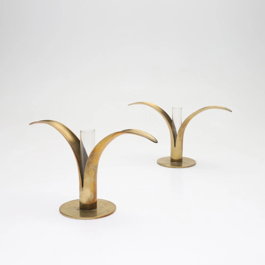 IVAR ÅHLENIUS BJÖRK. Ljusstakar/vaser, ett par, mässing "Liljan", Ystad metall. — Candlesticks — Gomér & Andersson Norrköping