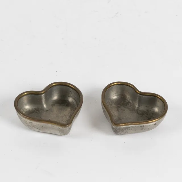 ESTRID ERICSON. Hjärtformade skålar, 2 stycken, Firma Svenskt Tenn, Stockholm, 1900-tal.