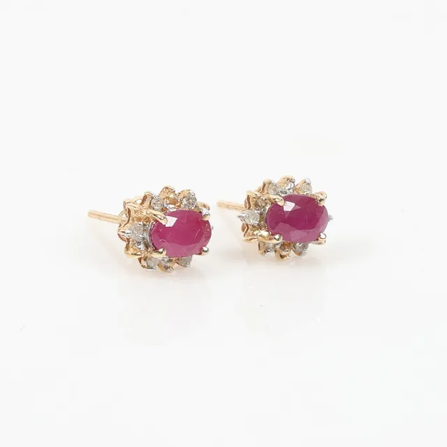 A PAIR OF RUBY AND DIAMND CLUSTER EARRINGS.