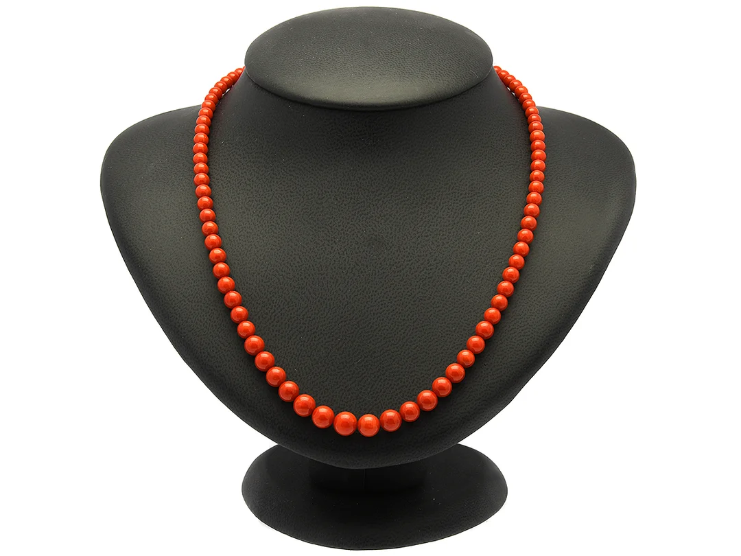 COLLIER, korall, doserade ca 4,25 - 7,25 , lås i gulmetall, längd 45 cm. — Smycken/Collier — Kaplans