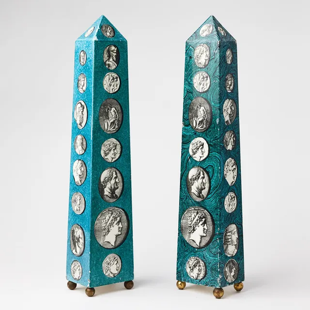 PIERO FORNASETTI. Bordslampor, ett par, Italien, i form av obelisker, plåt, tryckt dekor med motiv av antika profiler mot marmorimiterande fond, mässingsfötter.