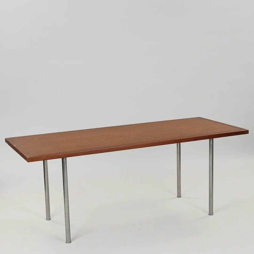 HANS J WEGNER. Rektangulært sofabord af teak med ben af stål, Andreas Tuck, Model AT 12, Danmark, 1950/1960'erne. — Coffee Tables — Palsgaard Kunstauktioner