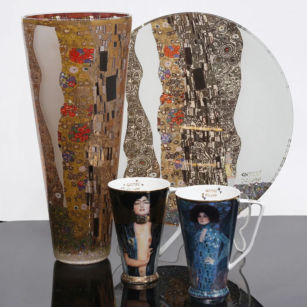 GUSTAV KLIMT. Glas samt porslinsföremål, 4 delar, Goebel. — Art glass — Auktionshuset Thelin & Johansson