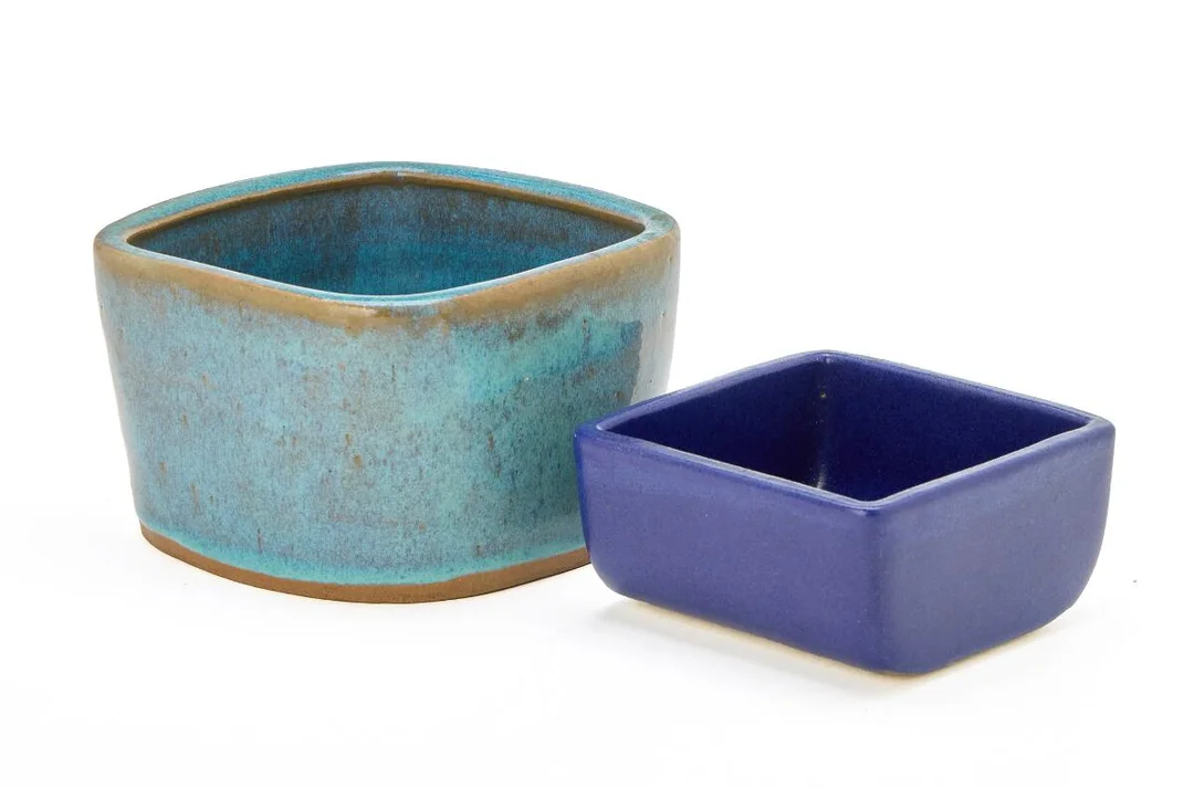 Two four-sided stoneware bowls. Decorated with resp. turquoise blue and dark blue glaze. signed monogram. Unique. H. resp. 8 and 4.8 cm. W./L. resp. 13 and 9.8–10 cm. (2) — Modern Decorative Art — Bruun Rasmussen
