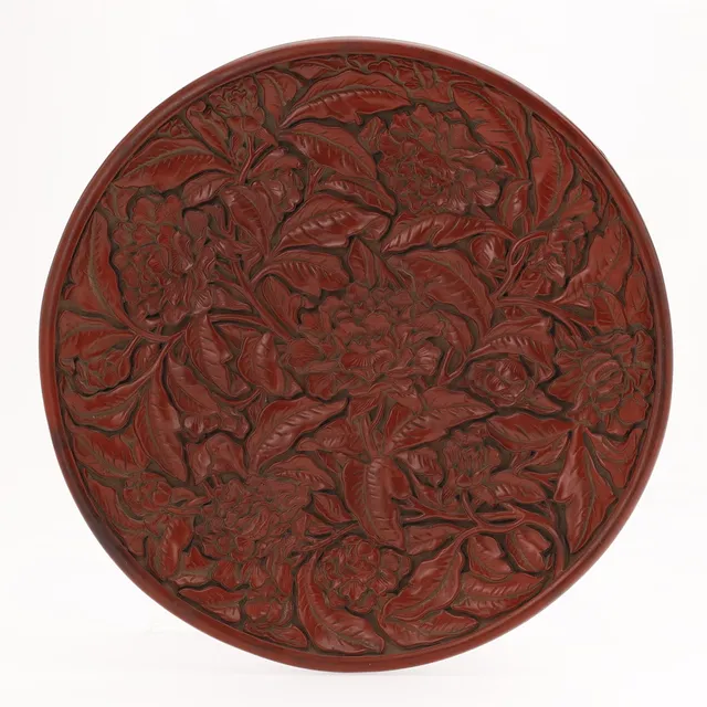 Kinesisk lakarbejde, udskåret med planter og blomster "Fortune lakplatte". Qianlong 1900 tallet. Kina.