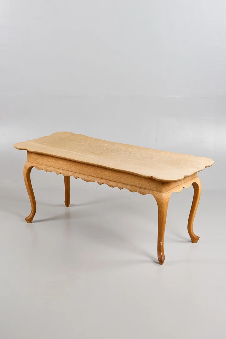 DANSK MØBELDESIGN. Sofabord af eg, 1900-tallets midte. — Coffee Tables — Woxholt Auktioner