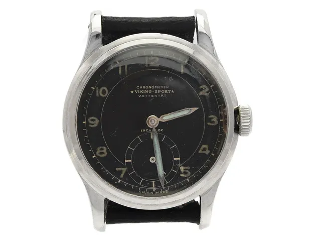 VIKING-SPORT, Chronometer, "Vattentät", "Incabloc", Cal 677, Verk nr. 6761394, Boett nr. 8409 / 2093626, herrur, 33 mm, stål (Pansar-Boett/Sandviken stål), manuell, plexiglas, liten sekundvisare, läderband, ca 1945.