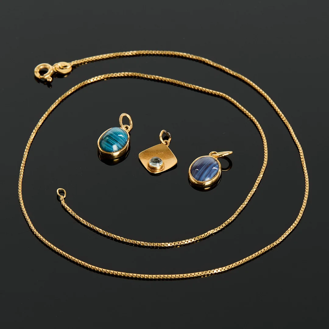 HÄNGEN samt HALSKEDJA (4 delar), 18k guld. — Brooches & Pendants — Crafoord Auktioner Stockholm