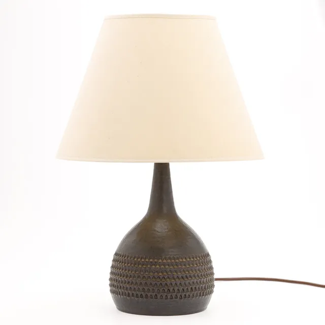 PER LINNEMANN SCHMIDT. Palshus, bordlampe af stentøj brun glasur. (1948-1972) Danmark.