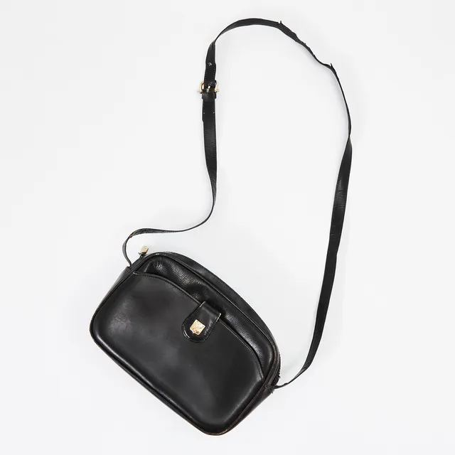 CELINE, axelbandsväska, detaljer i gulmetall, märkt CELINE-PARIS MADE IN ITALY.