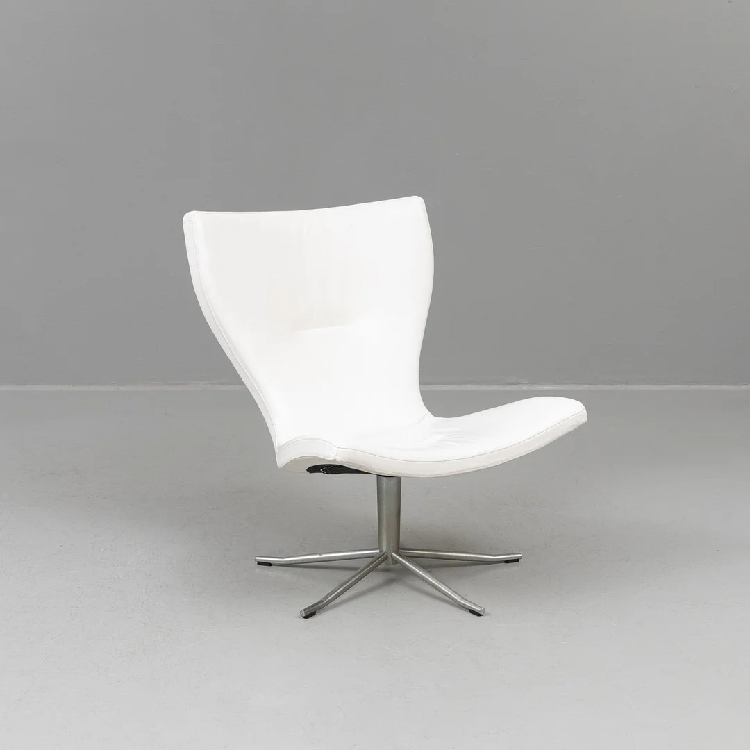 JAN EKSTRÖM. Fåtölj "Gyro" Conform, klädsel i skinn, snurrfot. — Armchairs & Chairs — Garpenhus Auktioner