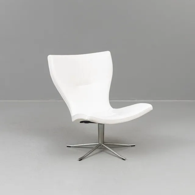 JAN EKSTRÖM. Fåtölj "Gyro" Conform, klädsel i skinn, snurrfot.