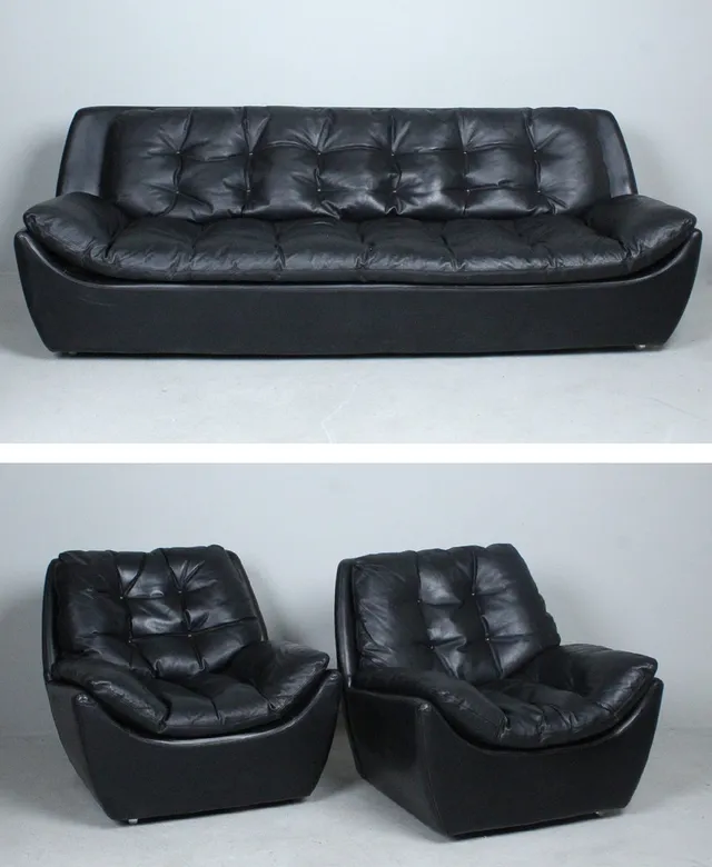 HANS KAUFELD. Sitzgruppe - Sofa / Dreisitzer und zwei Sessel, Leder, 1970er Jahre.