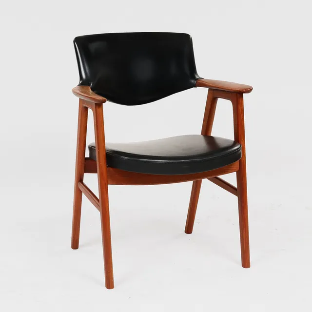 ERIK KIRKEGAARD. Høng Møbelfabrik. Armstol af teak og sort skai, model 43, 1960'erne.
