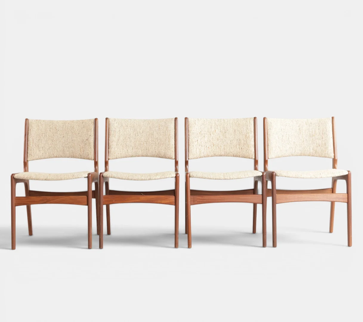 ERIK BUCH. TILSKREVET. Sæt på seks spisestole med stel af teak, sæde og ryg betrukket med uld. Fremstillet hos Anderstrup Møbelfabrik, model "89". Danmark, 1960'erne (6). — Armchairs & Chairs — Woxholt Auktioner