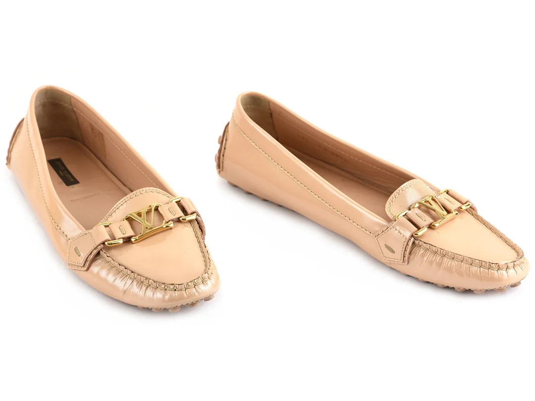 LOAFER, LOUIS VUITTON, ljusbeige skinnlack, gulmetallspänne, gummidobbar, stl 39 1/2, skopåsar. — Kläder/Skor — Kaplans