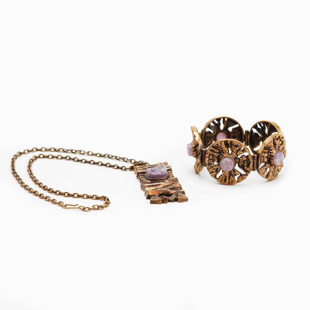 PENTTI SARPANEVA. Halssmycke och armband, brons och ametister, Finland. — Jewellery Suites — Göteborgs Auktionsverk