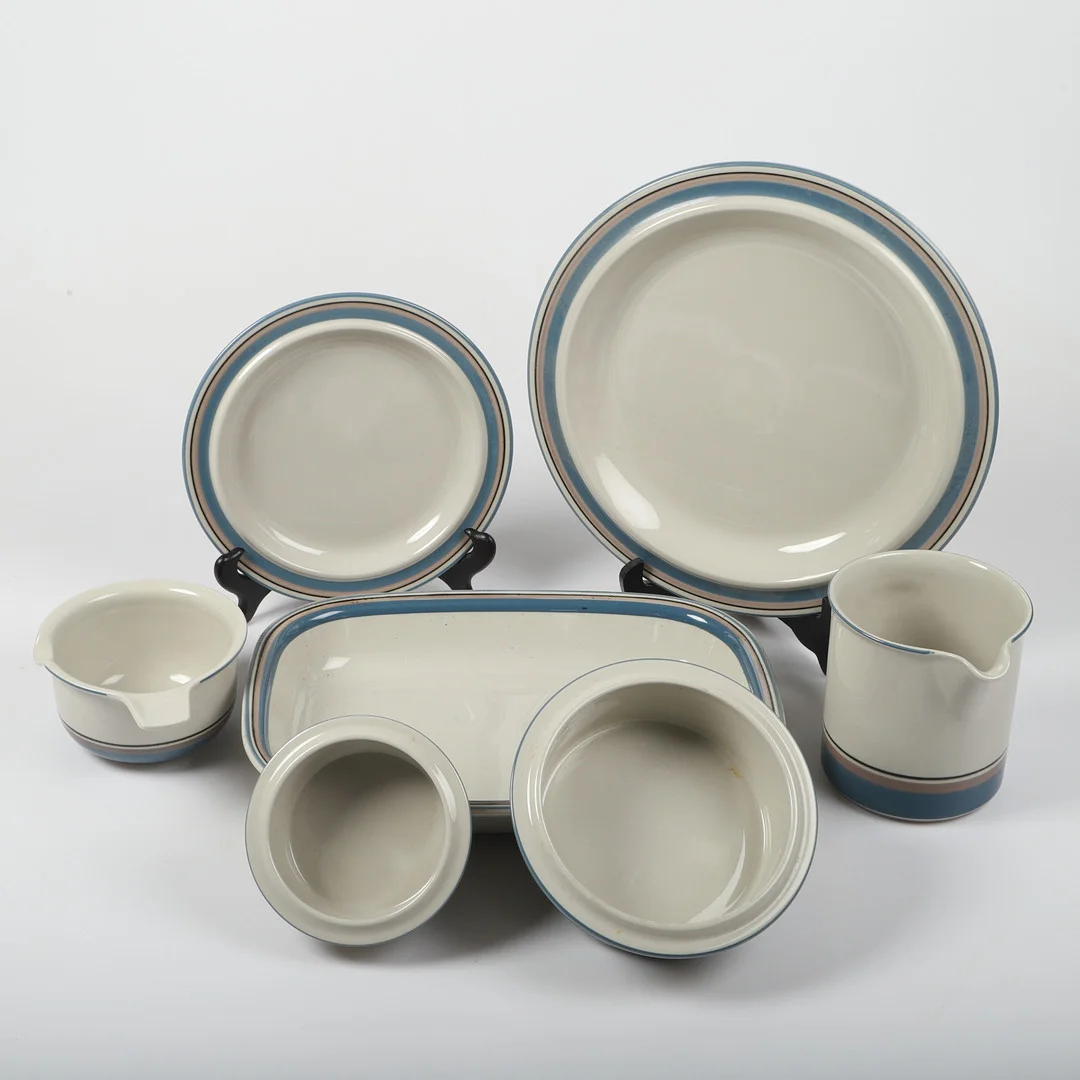 ULLA PROCOPÉ & INKERI LEIVO. Matservis, 31 delar, "Uhtua", stengods, Arabia, Finland. — Tableware — Helsingborgs Auktionskammare
