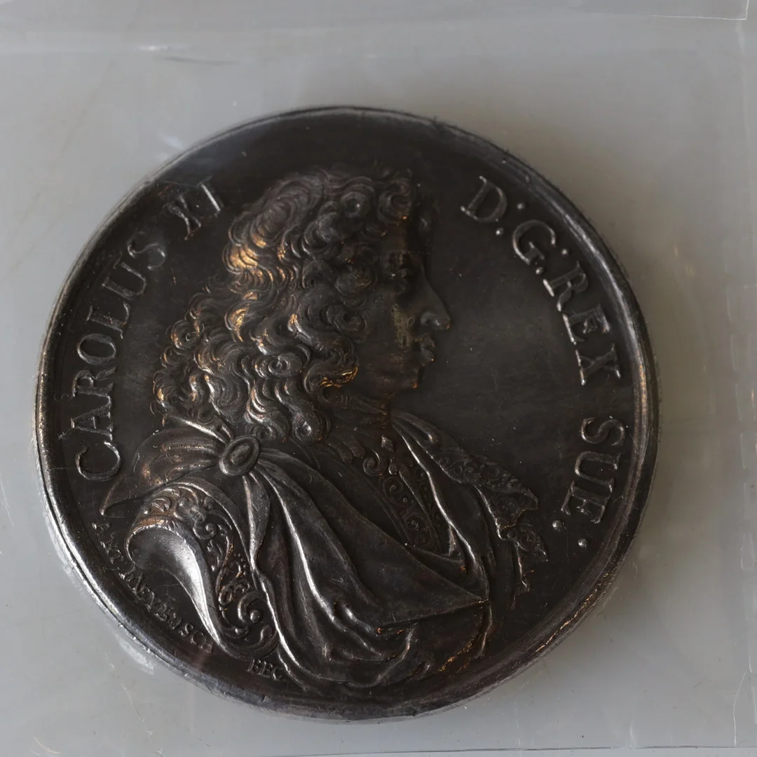 MEDALJ, silver, Karl XI och hans gemål drottning Ulrika Eleonora, utförd av A. Meybusch ca 1680. Vikt ca 56,3 g. — Orders & Medals — Gomér & Andersson Nyköping